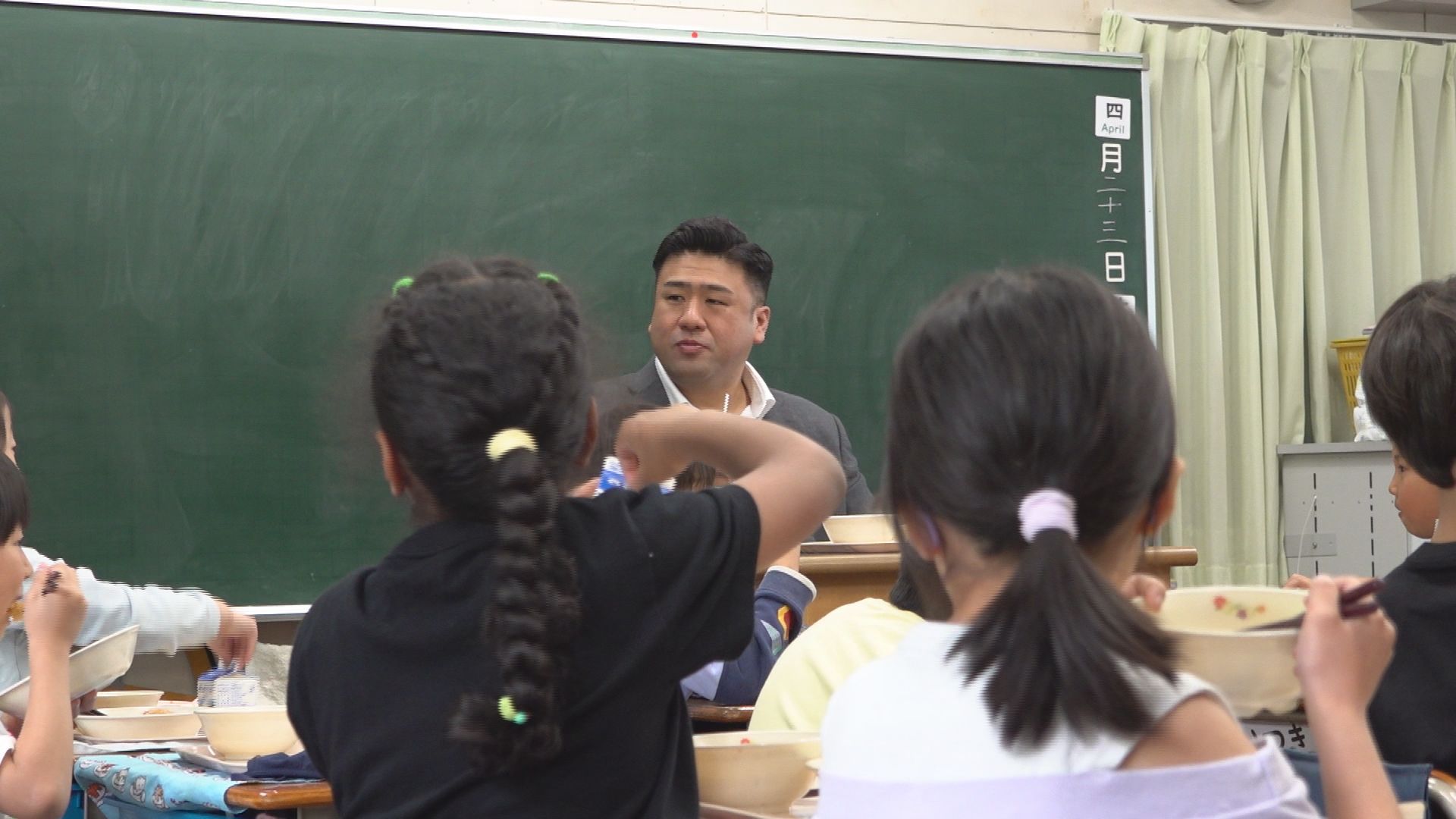 �傫�Ȑe���ɂт�����I�L�����w�Z�Łu�����o���H�v�i����ǂ��䂭 In ����܂R�j